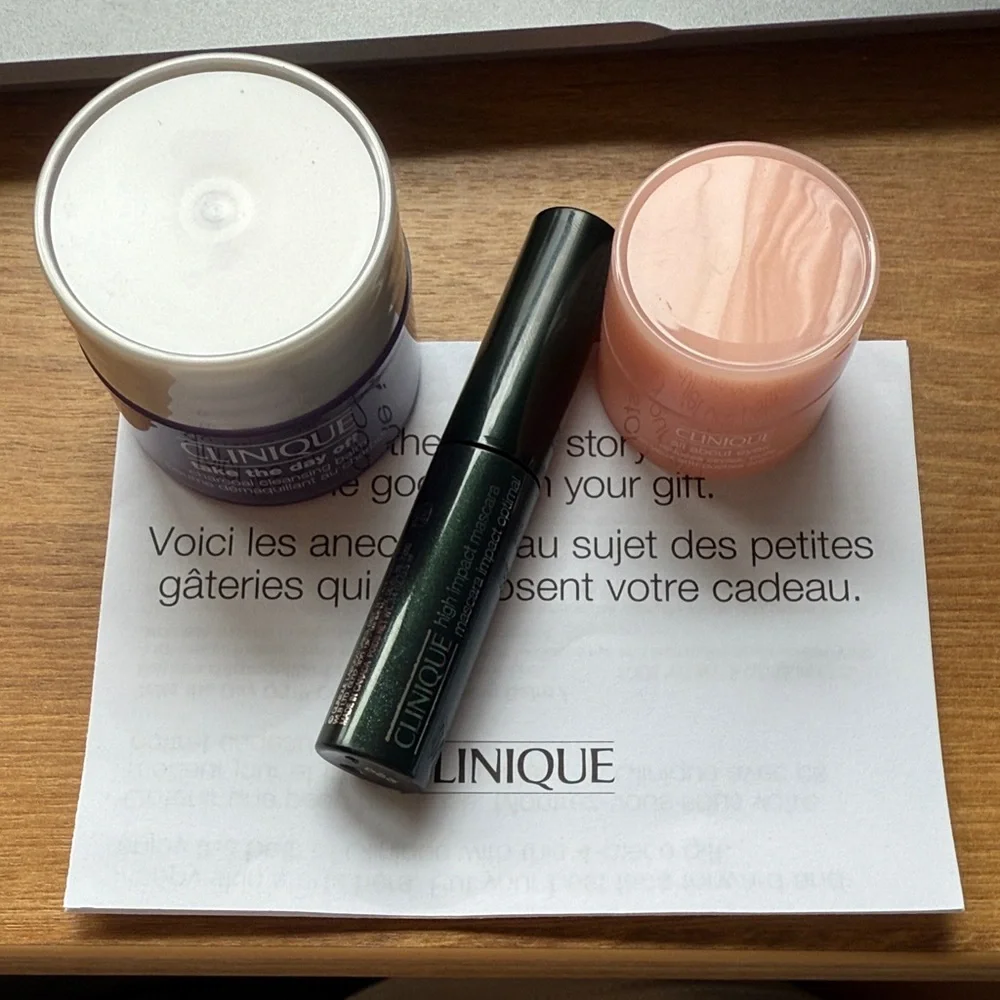 Clinique Purple Cosmetic Bag Makeup Bag with Three Samples all NEW UNOPENED‎